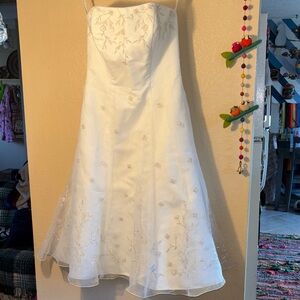 EUC David's Bridal Galina strapless wedding gown. A-line silhouette with a s